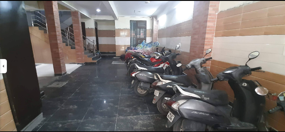 Parking area at White House Rooms